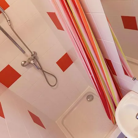 Spacious 6 Person With Pool * Autignac (Herault)